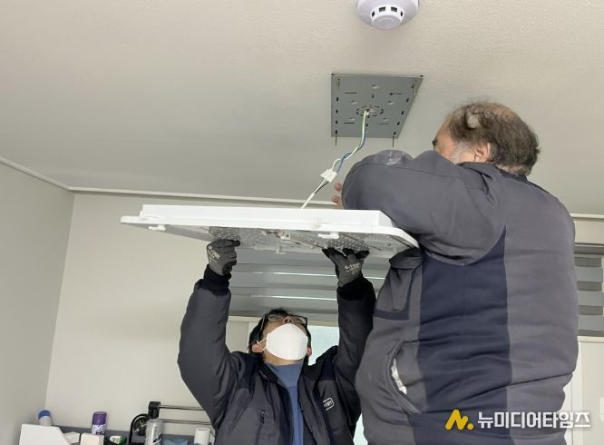 주거복지사업단이 효자손플러스 서비스를 통해 LED등 교체 작업을 하고 있다.