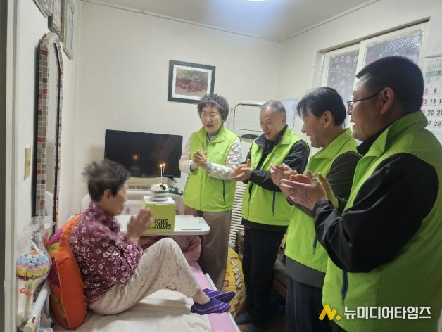 인창동 지역사회보장협의체 위원들이 생신을 맞은 어르신 가정을 방문해 축하하고 있다.