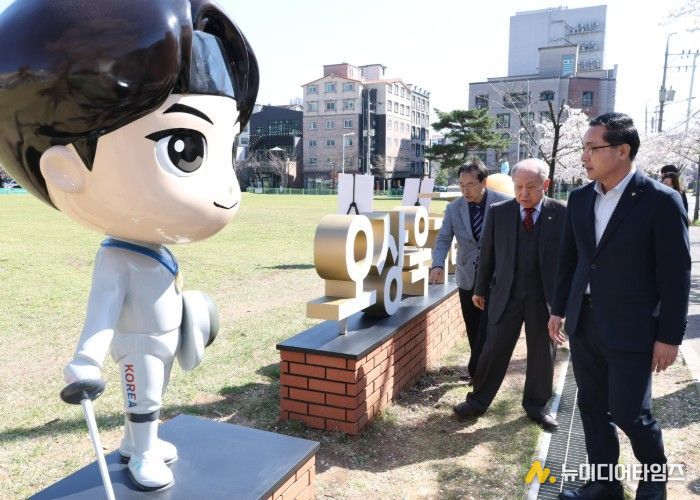 박희조 동구청장이 명예도로 ‘오상욱거리’ 기념 조형물을 살펴보고 있다.