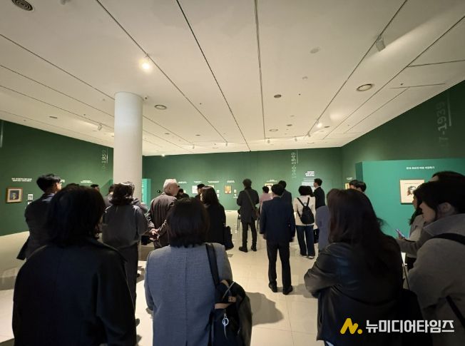 《FACE : 문인 - 시대를 담은 얼굴들》 전시장 관람 사진