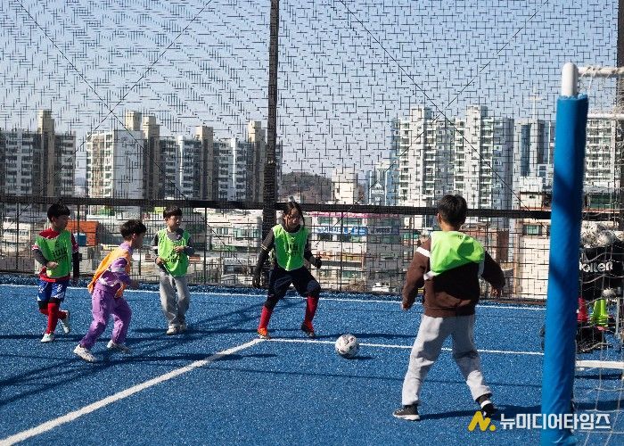 지난 3월 7일. 달성 어린이 스포츠 교실 첫 활동. 이주배경·비이주배경 아동들이 축구 경기를 즐기고 있다.