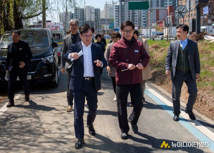 김병수 김포시장이 7일 고다니 유수지, 한강중앙공원, 김포대로 미세먼지 저감숲 조성 대상지 등 주요 사업 현장을 방문해 진행 상황을 점검하고 시민 중심의 공간 조성 방안을 모색하고 있다.