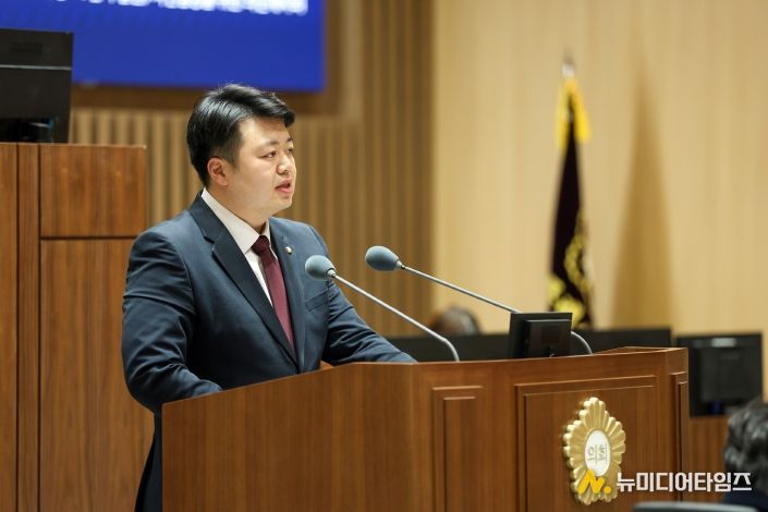 배지환 수원특례시의회 의원이 제400회 임시회 제2차 본회의에서 5분 자유발언을 하고 있다.