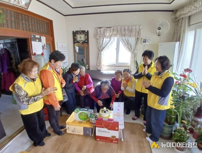 어르신 생신잔치 사진