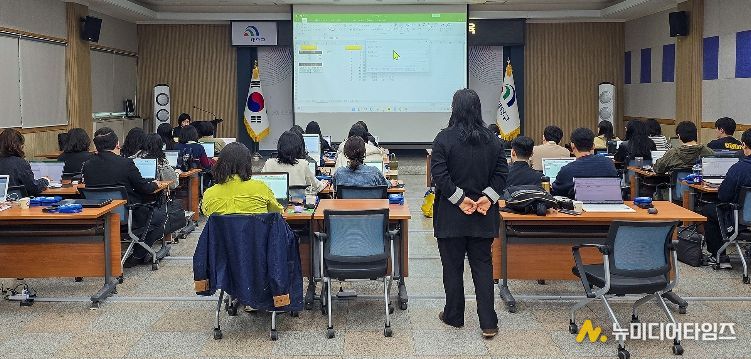 대전 대덕구가 8~9일 직원들의 디지털 행정 역량 강화를 위해 한글·엑셀·AI를 연계한 직무교육을 추진했다. 사진은 구청 대회의실에서 직원들이 교육을 듣고 있다.