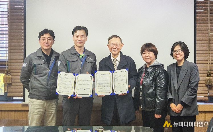 안광호 한솔제지 대전공장 공장장(사진 왼쪽 두 번째)과 유제춘 대덕구정신건강복지센터 센터장(사진 왼쪽 세 번째) 및 관계자들이 근로자 건강증진 및 심리 지원을 위해 업무협약을 체결한 후 기념 촬영을 하고 있다.
