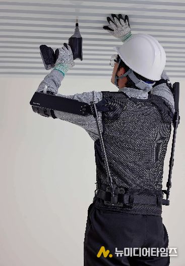 용형 보조장비 착용 모습