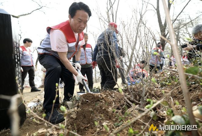 이성헌 서대문구청장이 안산(鞍山) 봉수대 철쭉동산 조성을 위해 나무를 심고 있다.