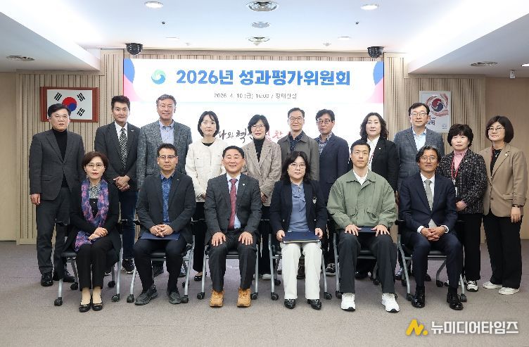 10일 서구청 장태산실에서 열린 성과평가위원회 진행 장면