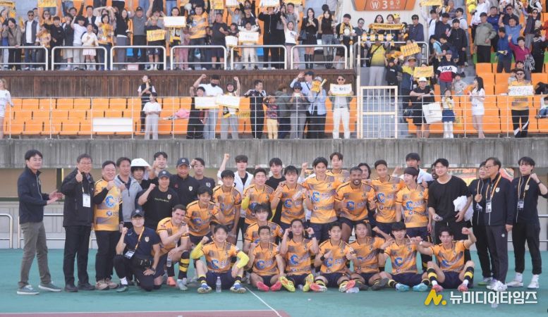 춘천시민축구단 경기 승리후 단체사진