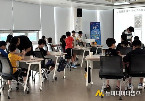 “2025년 ‘호기심 톡톡 창의과학교실’ 2기 운영 모습. 천체·우주항공 분야 체험형 과학교육 프로그램에 참여한 학생들이 다양한 실습 활동을 통해 과학 원리를 배우고 있다.”