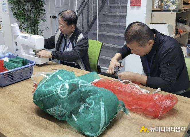 수원시 팔달구 행궁동 경기행복마을관리소, 자원순환 실천 '양파망 수세미 나눔'