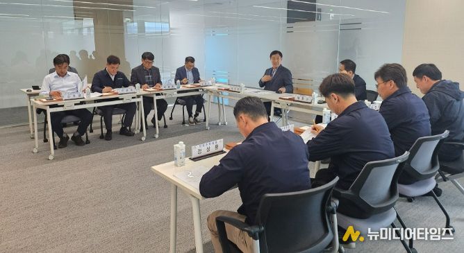 서산시시설관리공단 임직원들이 부패 요인의 선제적 관리를 위한 ISO 37001 도입 방안을 경청하고 있다