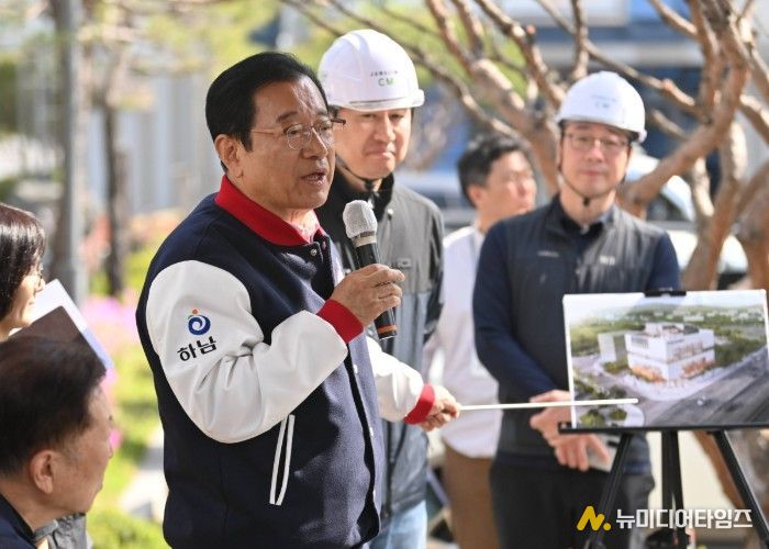 15일 미사3동 행정복지센터 신축 현장을 방문한 이현재 시장이 주민들과 의견을 나누고 있다.