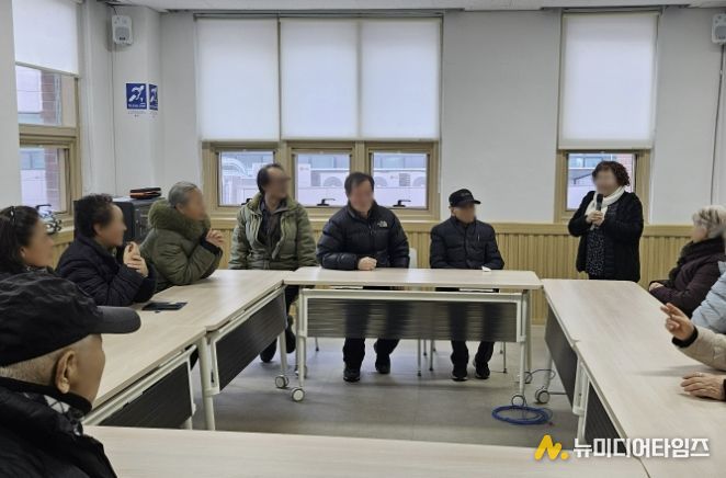 시민들이 부천시장애인회관에 설치된 텔레코일존을 이용하고 있다.