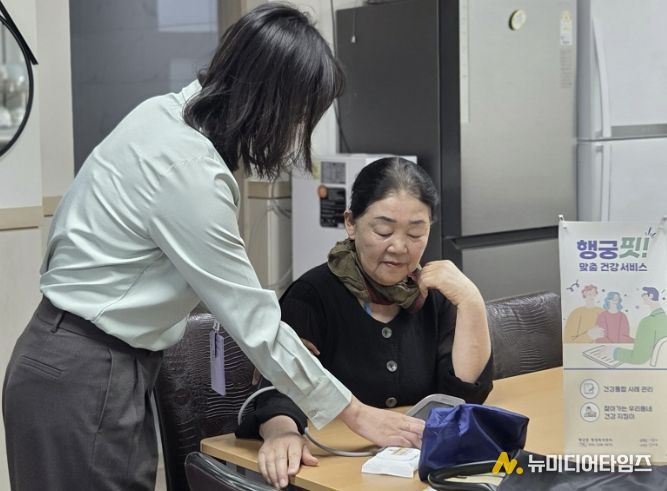 수원시 팔달구 행궁동, 팔창경로당서 '찾아가는 건강상담' 운영... 어르신 건강·복지 동시 지원