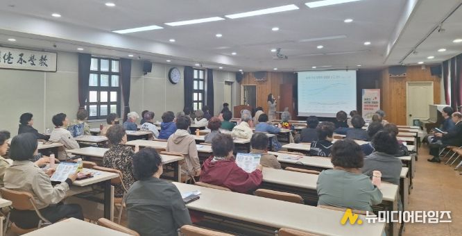 대구 수성구보건소는 지난 15일 대한노인회 수성구지회 노인대학 강당에서 수강 어르신들을 대상으로 ‘성매개감염병 예방 및 관리 교육’을 실시했다.