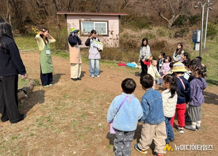 부천시육아종합지원센터는 장애영유아를 대상으로 자연친화적 놀이 경험 확대와 일상 속 생태 감수성 증진을 위해 ‘느리지만, 더 깊이 만나는 자연’을 진행하였다.