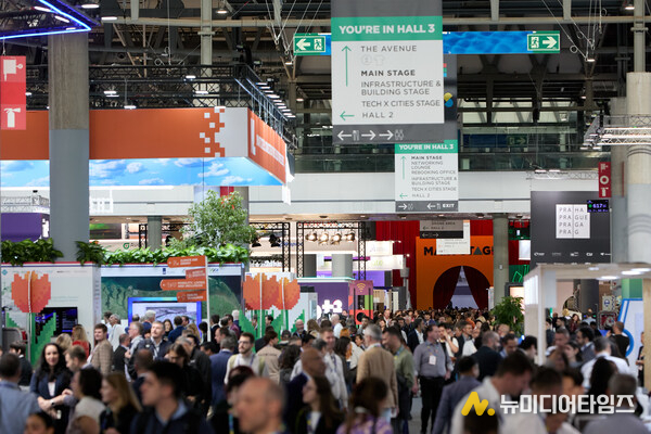 Attendees walk through the halls of Smart City Expo 2025