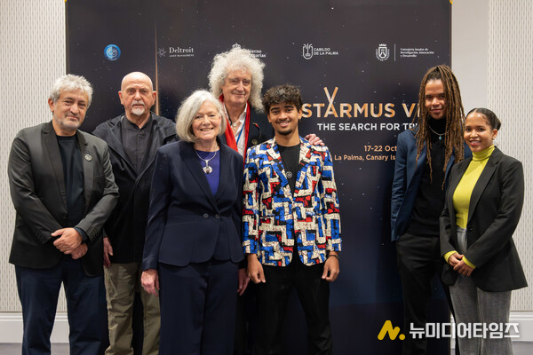 Garik Israelian, Peter Gabriel, Mary Lewis, Sir Brian May, Nick Van-Lawick, Merlin Van-Lawick, Angel Van-Lawick - Jane Goodall’s grandchildren.